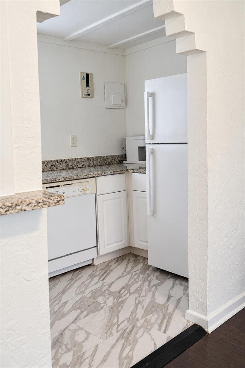 235GreenwoodDrive-Kitchen-DSC07693