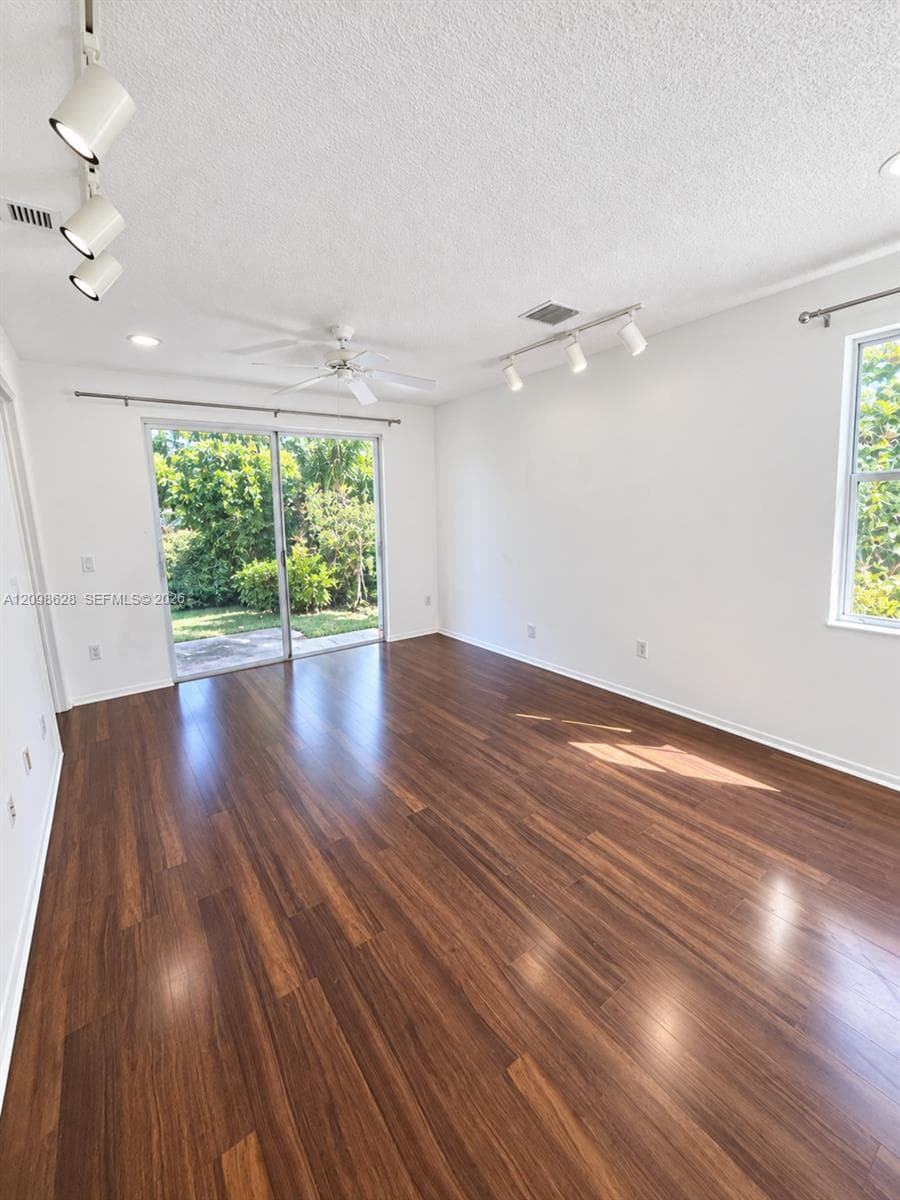2365 NE 42nd Cir photo 6