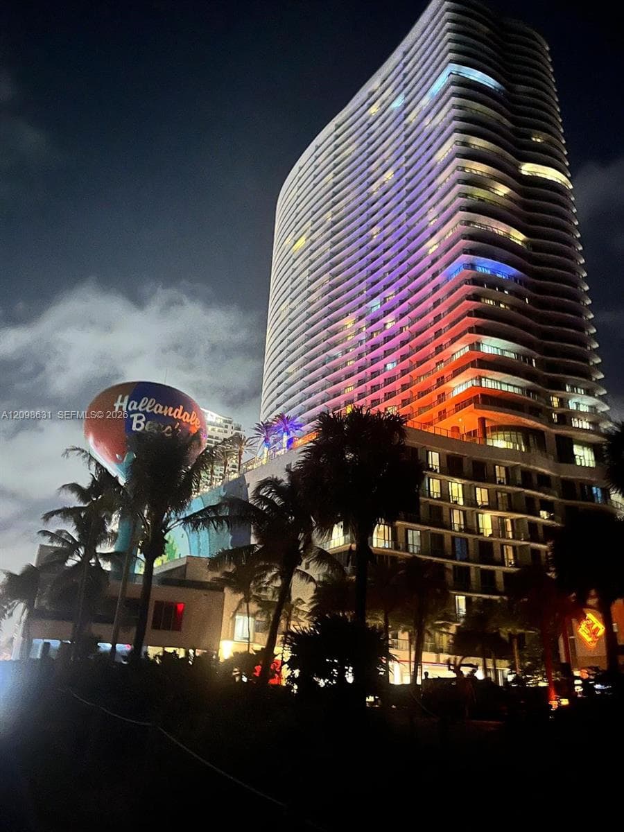 LAKE POINT TOWER CONDOMIN · #909 in Hallandale Beach - Photo 1