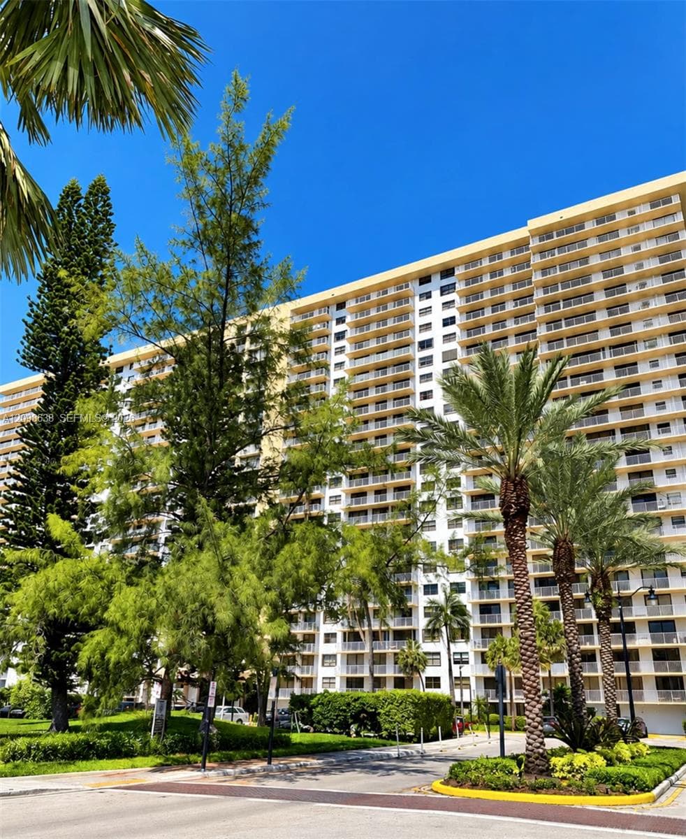 WINSTON TOWERS 700 CONDO · #2412 in Sunny Isles Beach - Photo 1