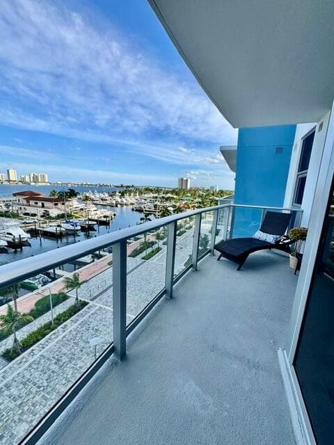 EXPANSIVE BALCONY