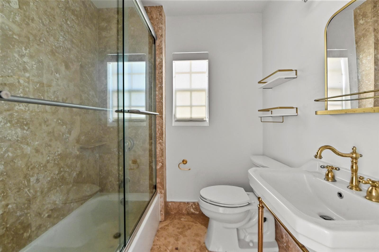 15 Bathroom 02