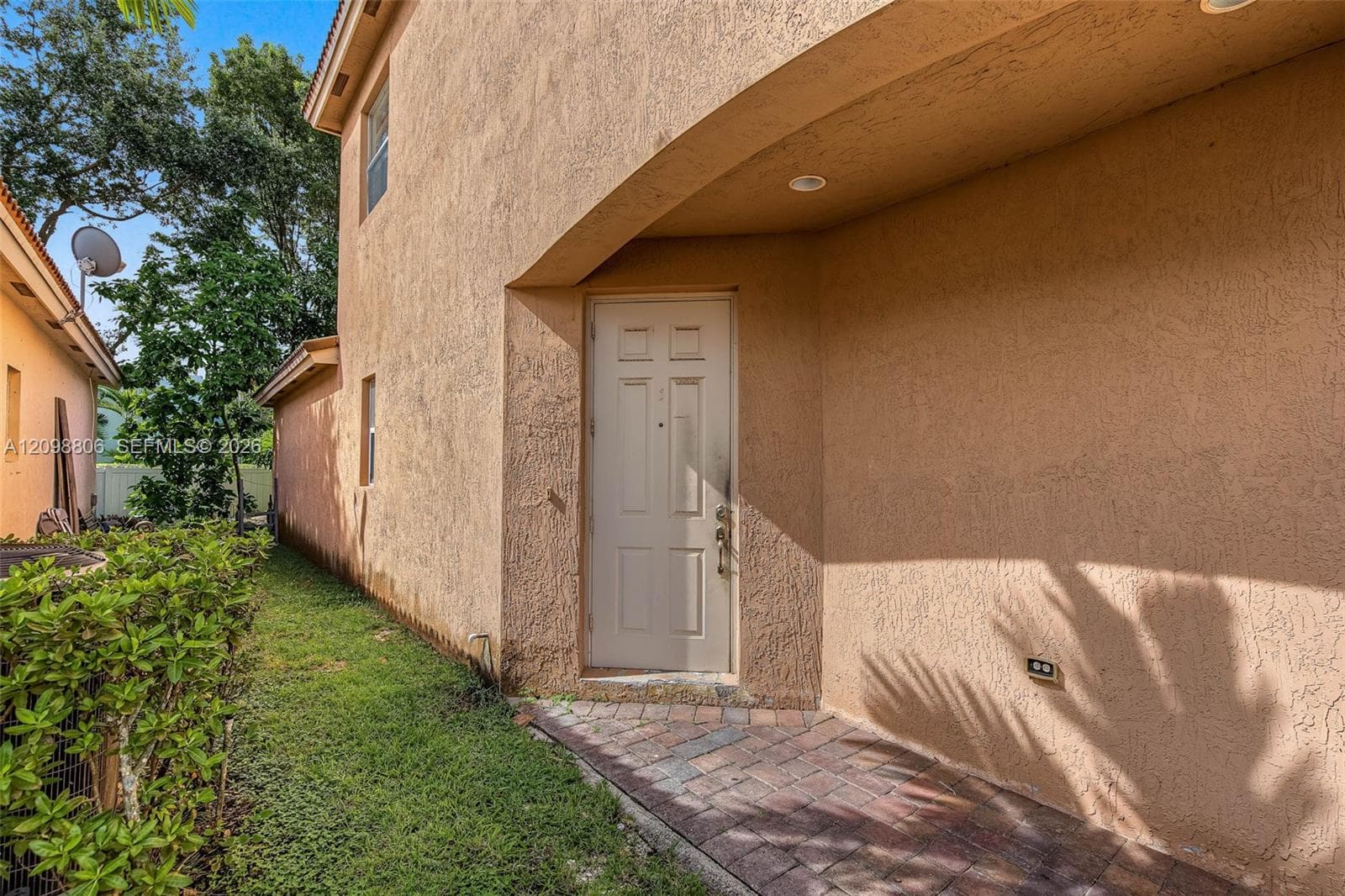 3940 NE 10th Dr photo 4