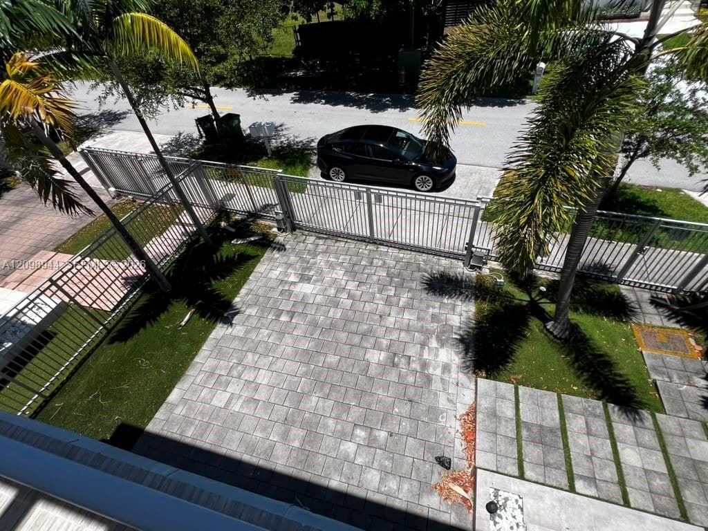 18975 Atlantic Blvd photo 2