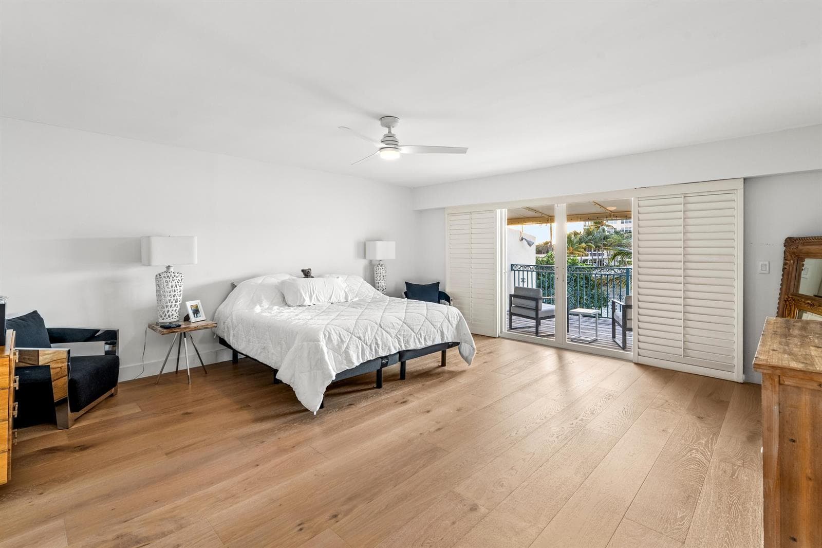 mls_PRIMARY_BEDROOM_LOOKING_OUT_DT