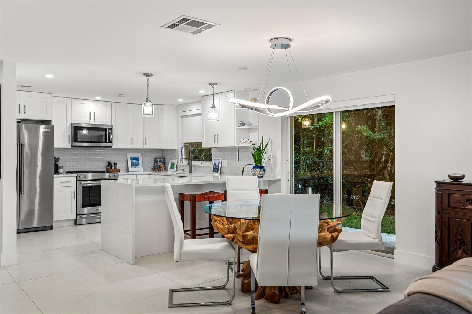 mls_DINING_TO_KITCHEN_DETAIL_DT