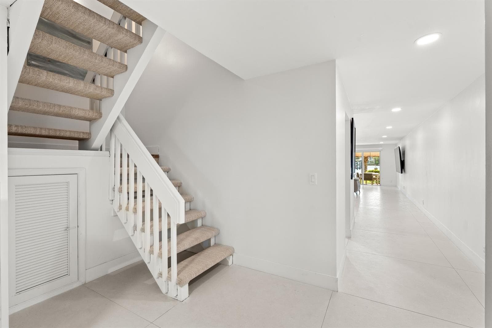 mls_FOYER_LOOKING_OUT_DT