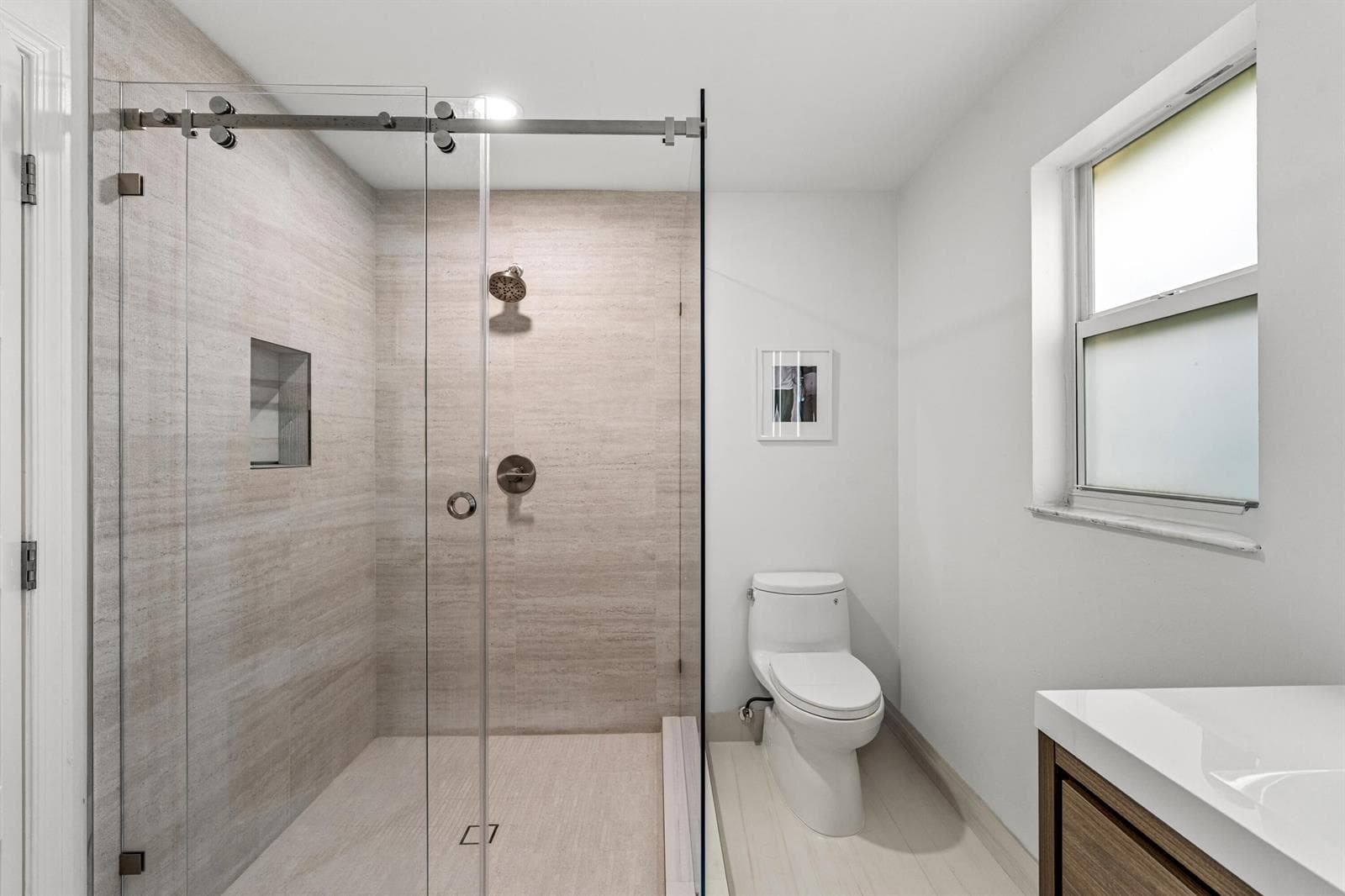 mls_PRIMARY_BATHROOM_STRAIGHT_DT