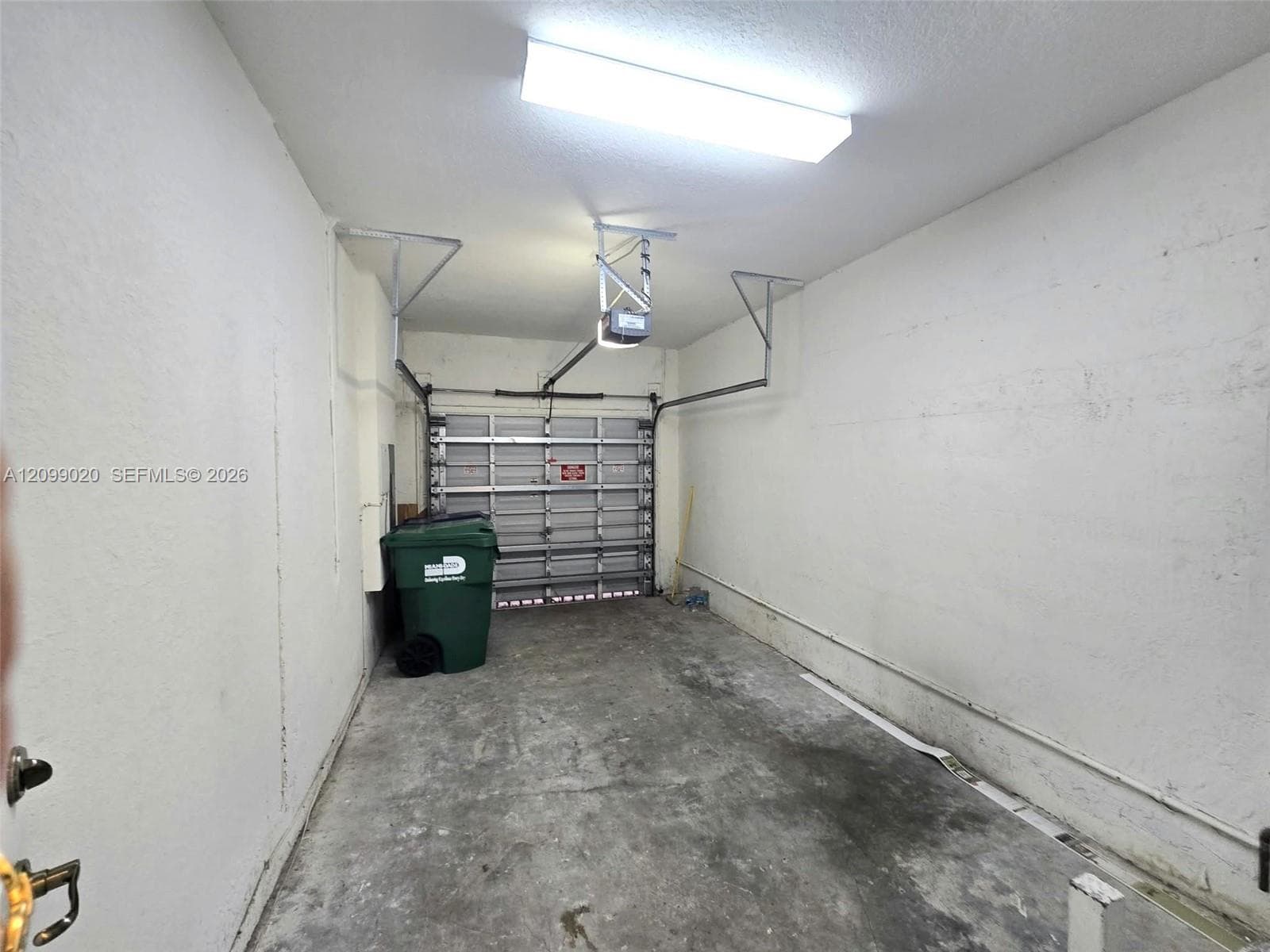 Garage w Authomatic Door