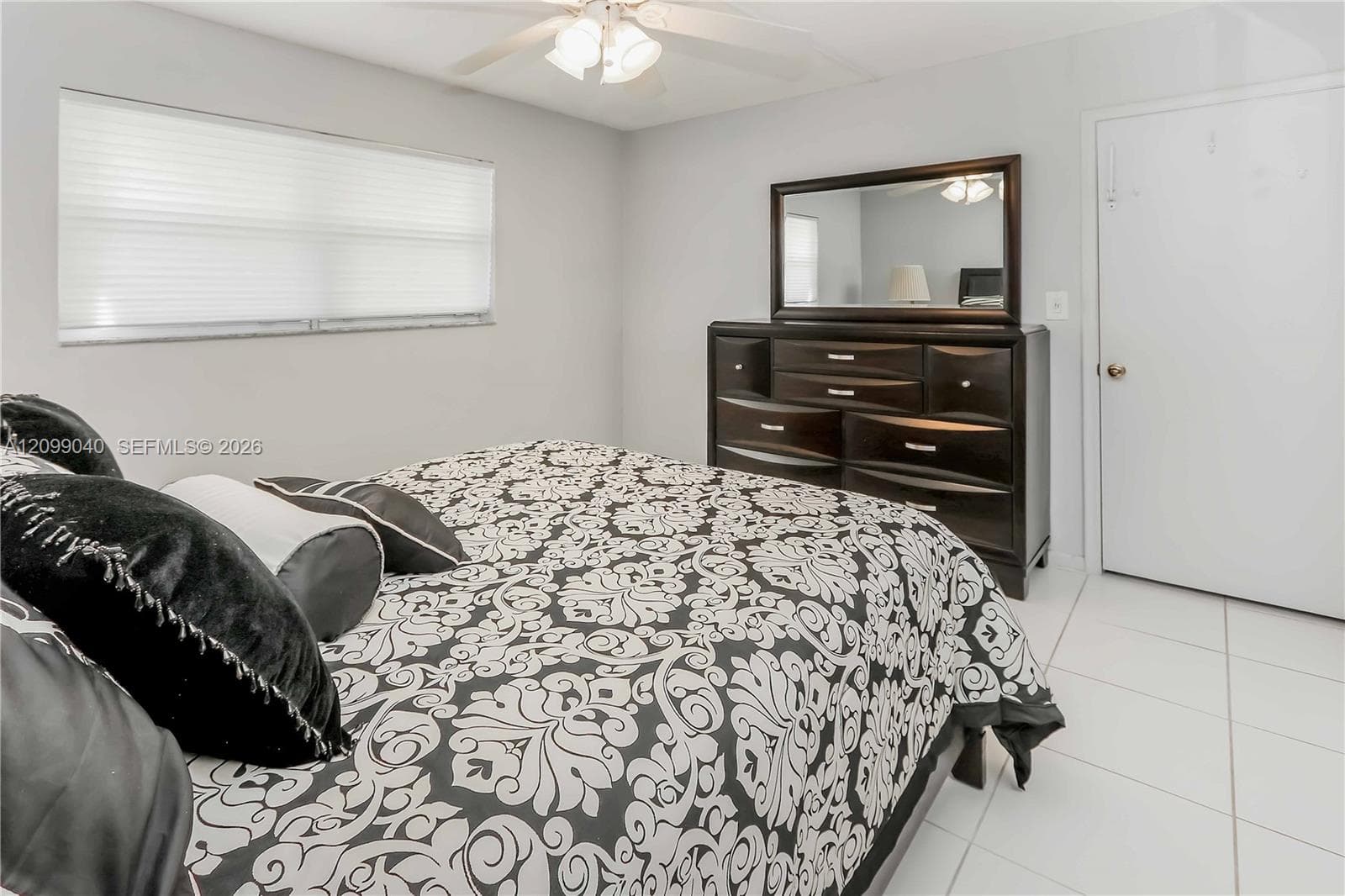 CRYSTAL COURT MANOR · #1A in Hollywood - Photo 15
