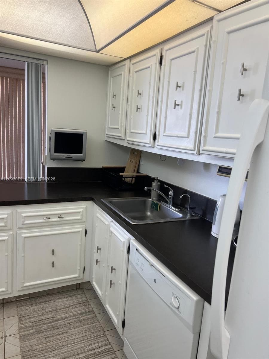 DESOTO PARK CONDO · #504 in Hallandale Beach - Photo 17