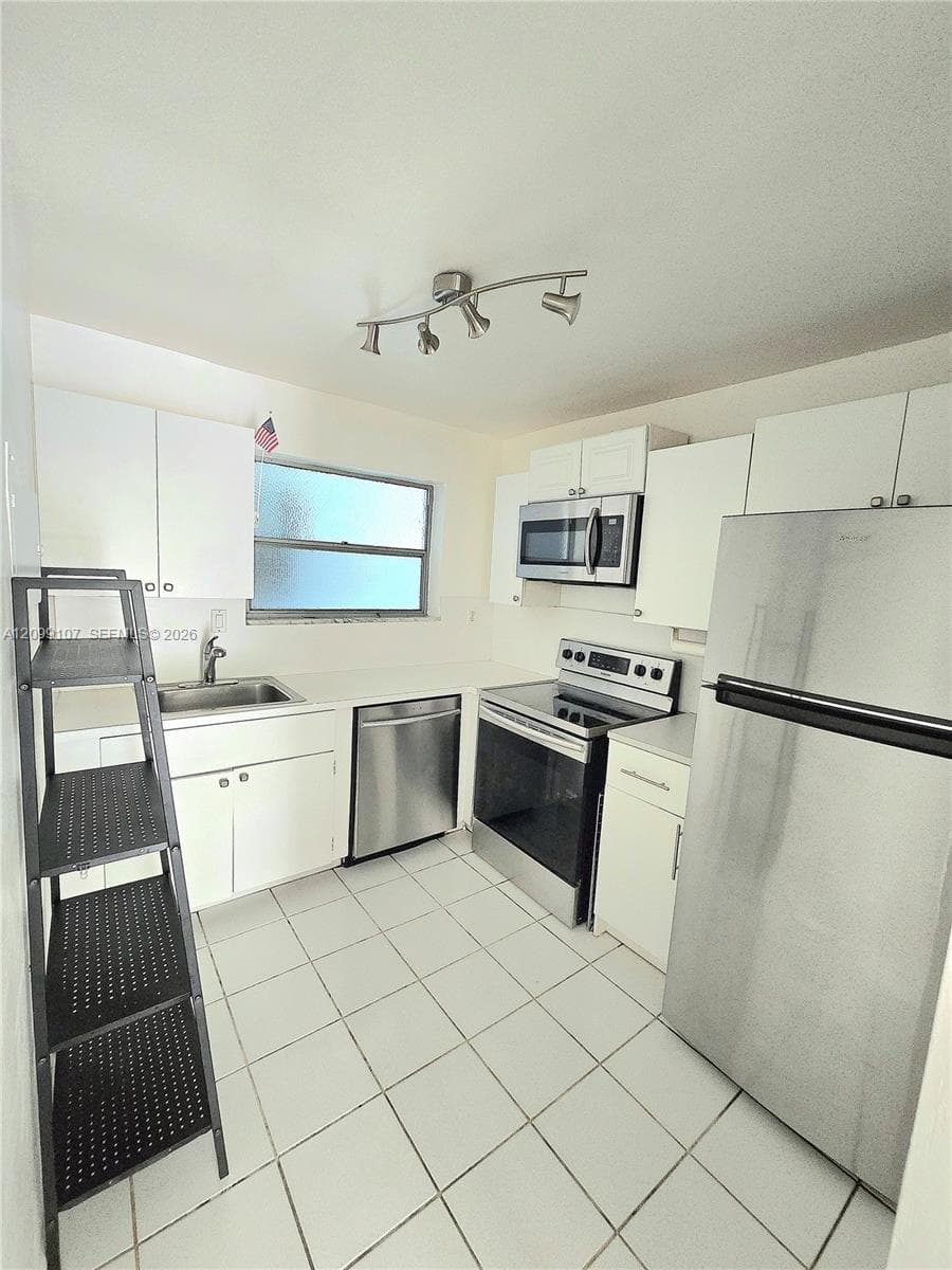 Haifa Condo · #301 in North Miami Beach - Photo 14