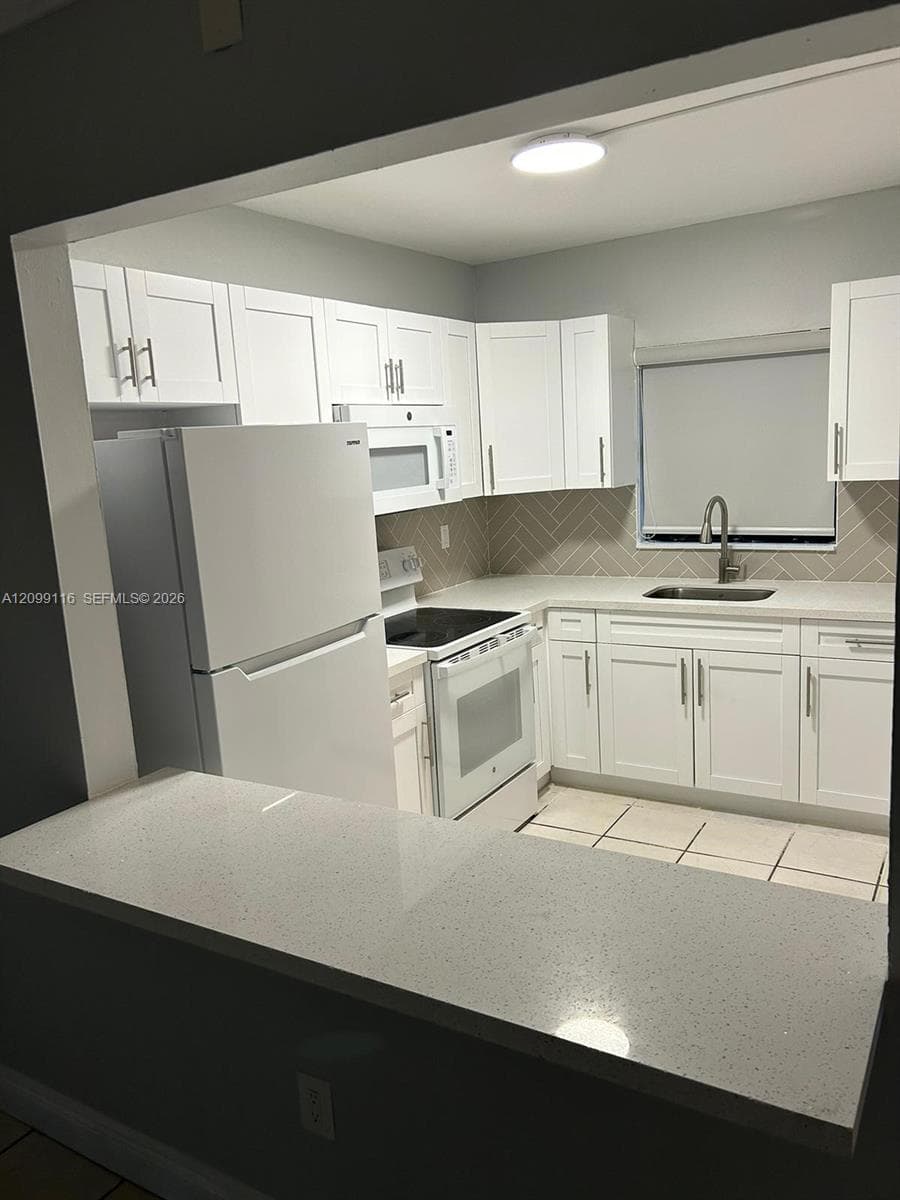 LAGO GRANDE CONDO THREE C · #41-101 in Hialeah - Photo 2