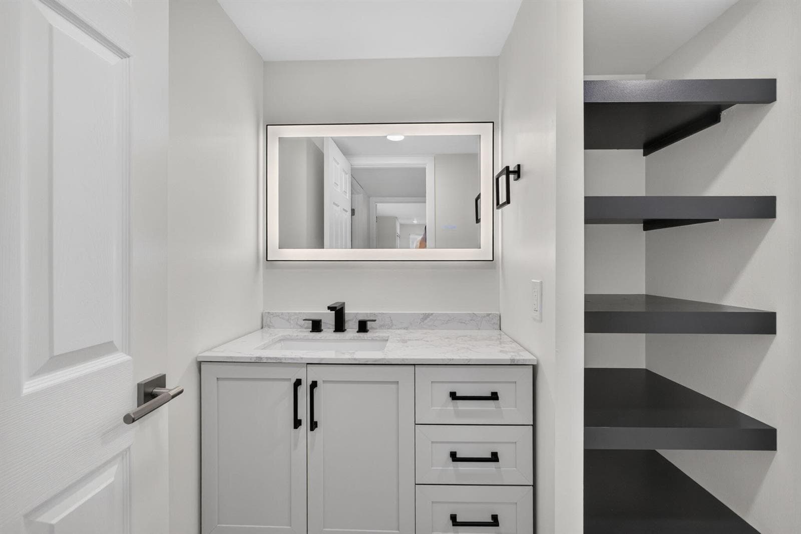 Upstairs Full Bathroom