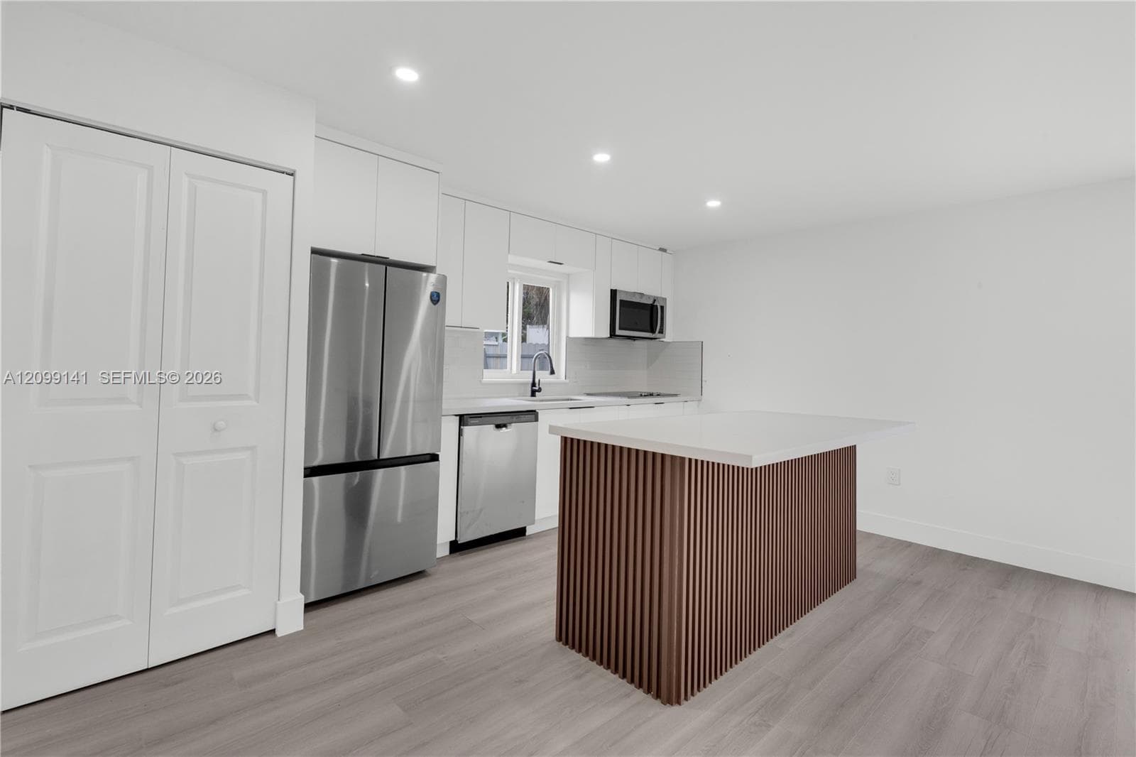 KITCHEN ISLAND