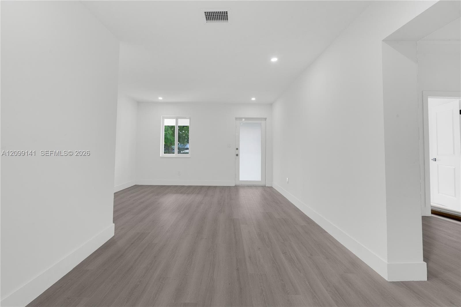 LIVING / DINING ROOM