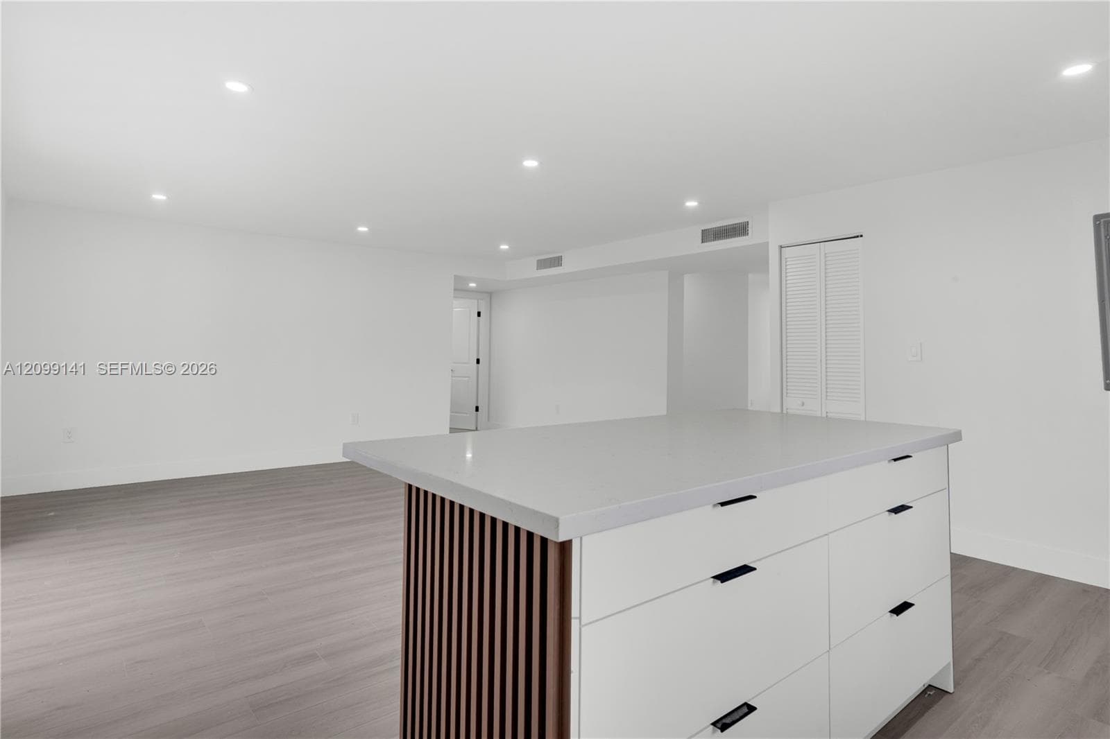 KITCHEN ISLAND