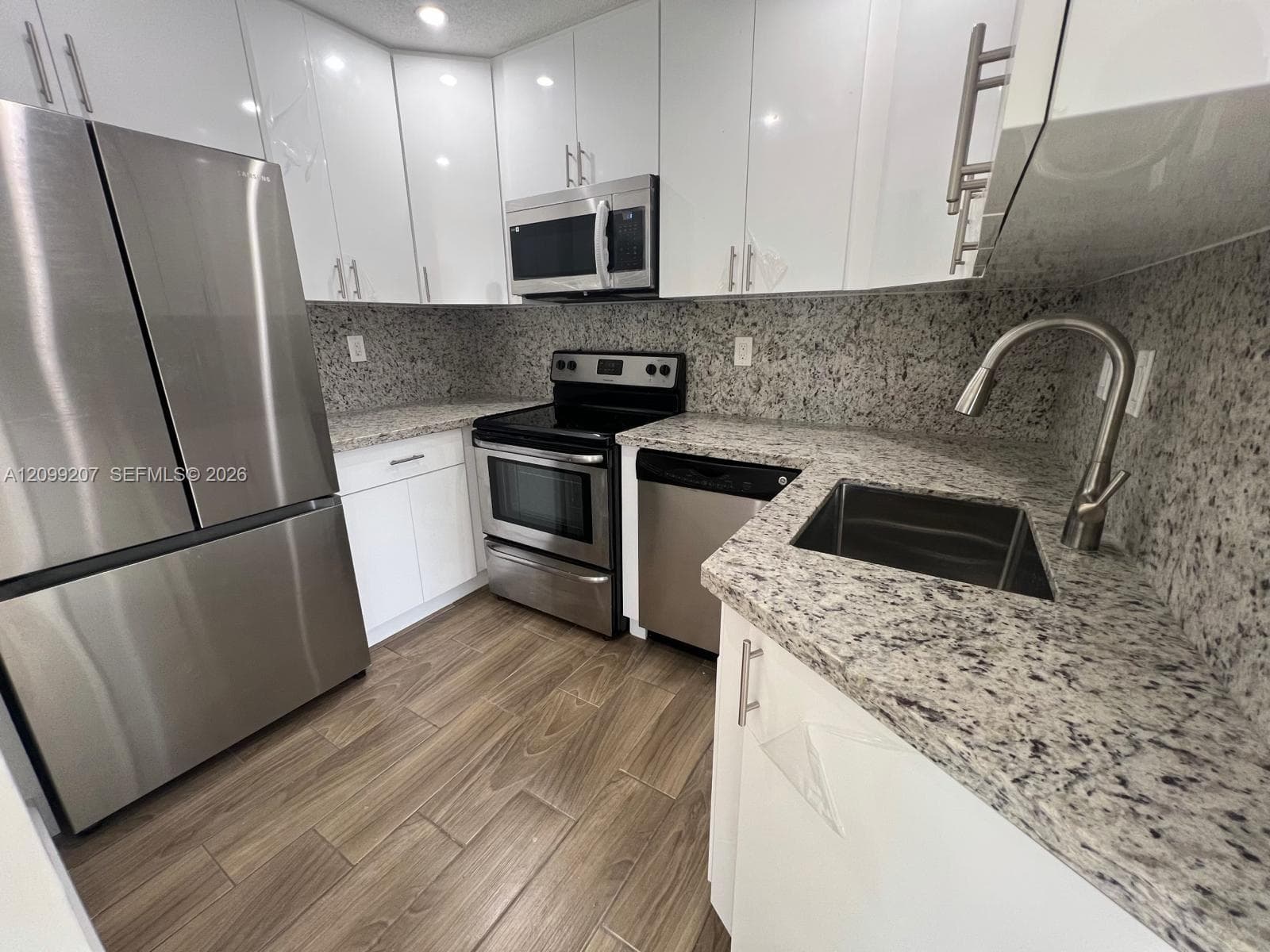 POINT LAKE CONDO I · #207 in Miami - Photo 7