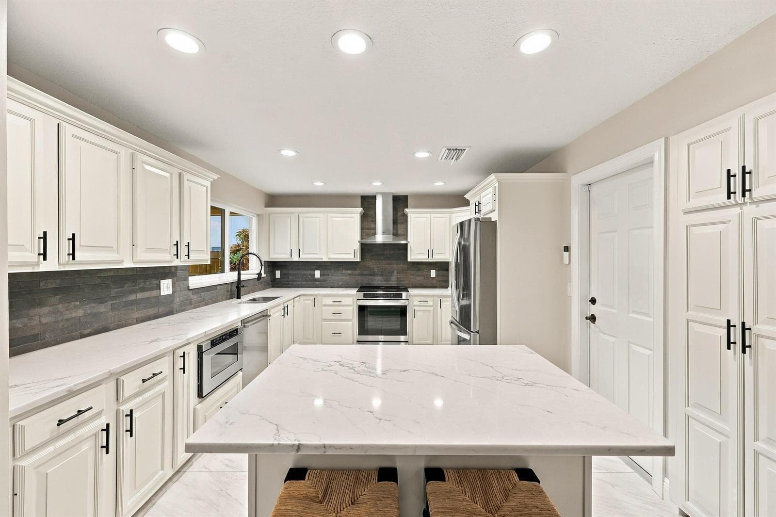 New Kitchen W/ Quartz Island