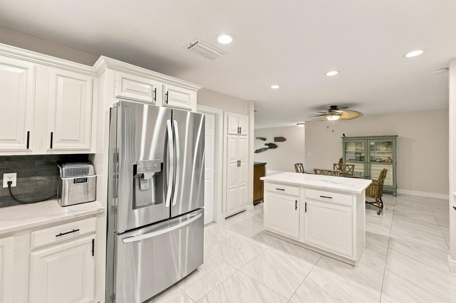 New Kitchen W/ Quartz Island