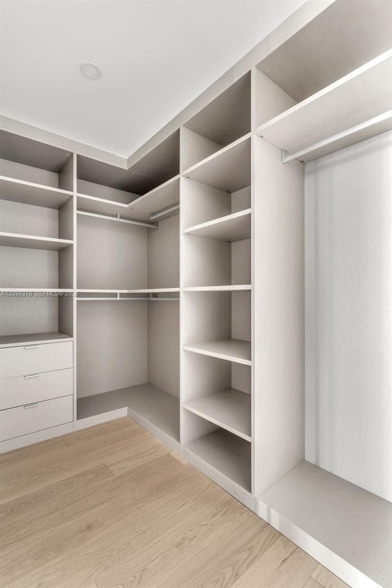 Master Bedroom Walking Closet
