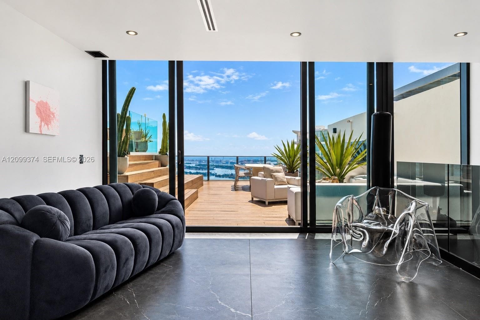 Second living room with direct access to the rooftop