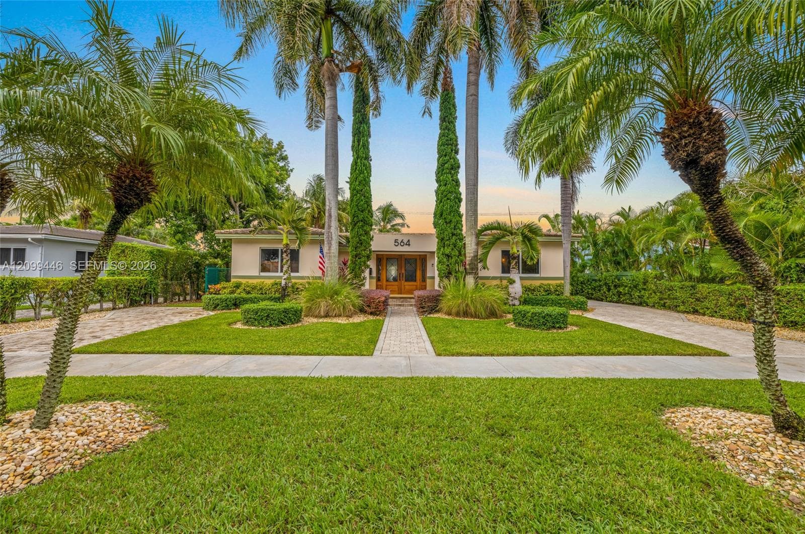 564 Palmetto Dr photo 2