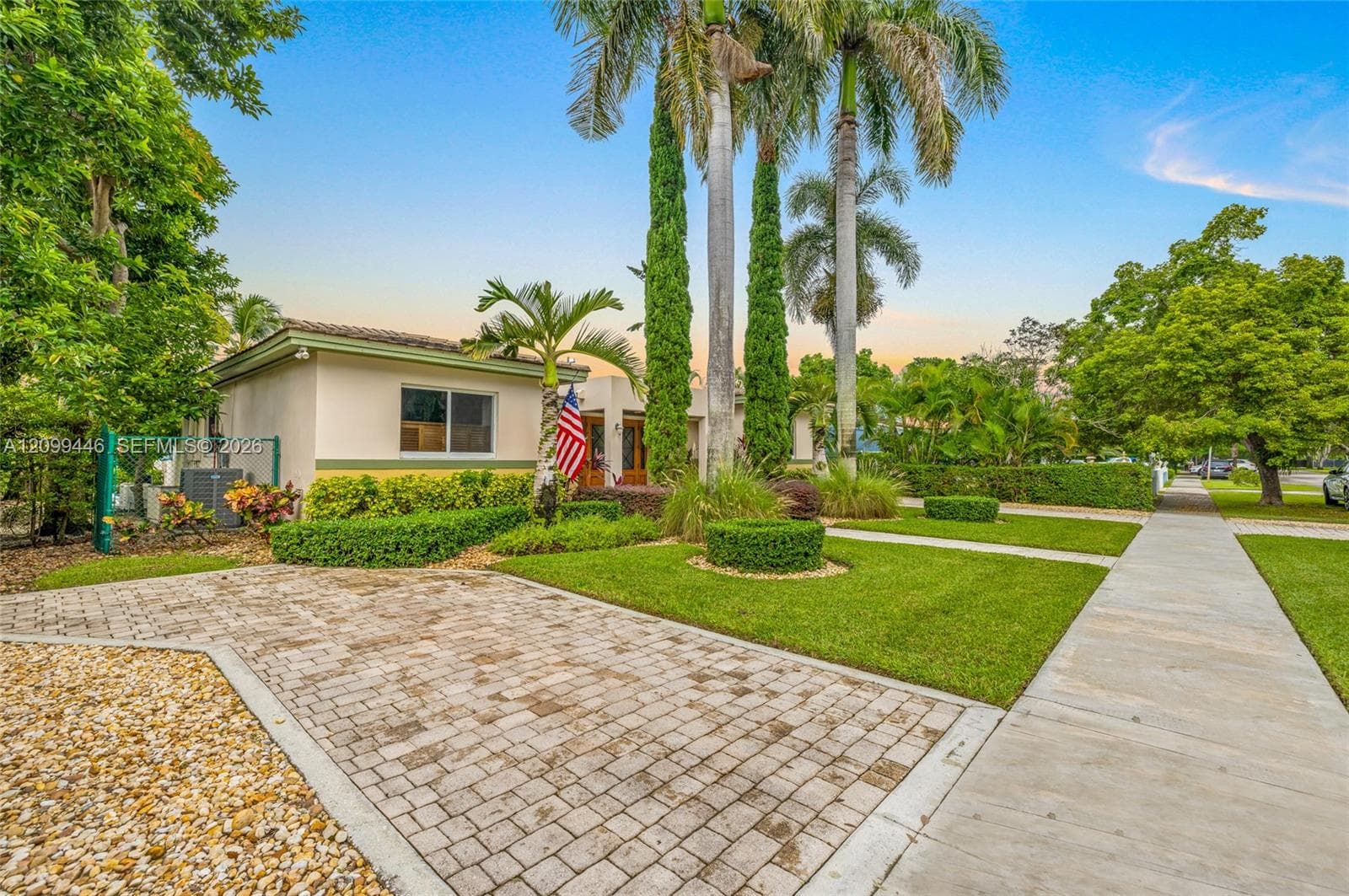 564 Palmetto Dr photo 4