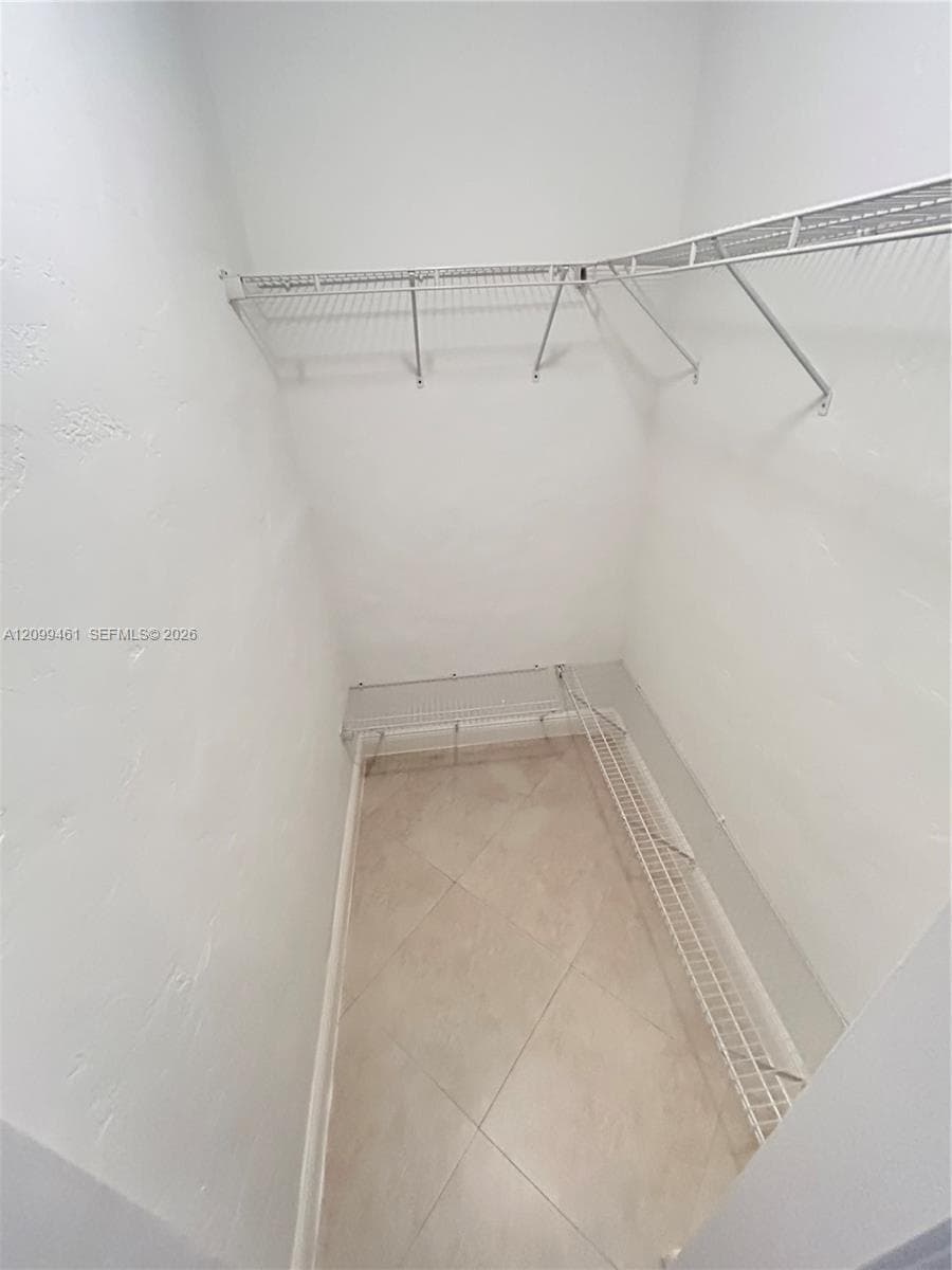 WALKING CLOSET