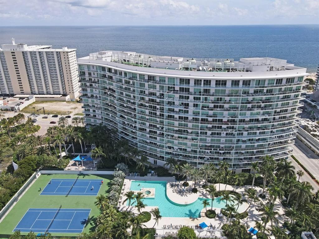 Plaza Oceanside building pic 2