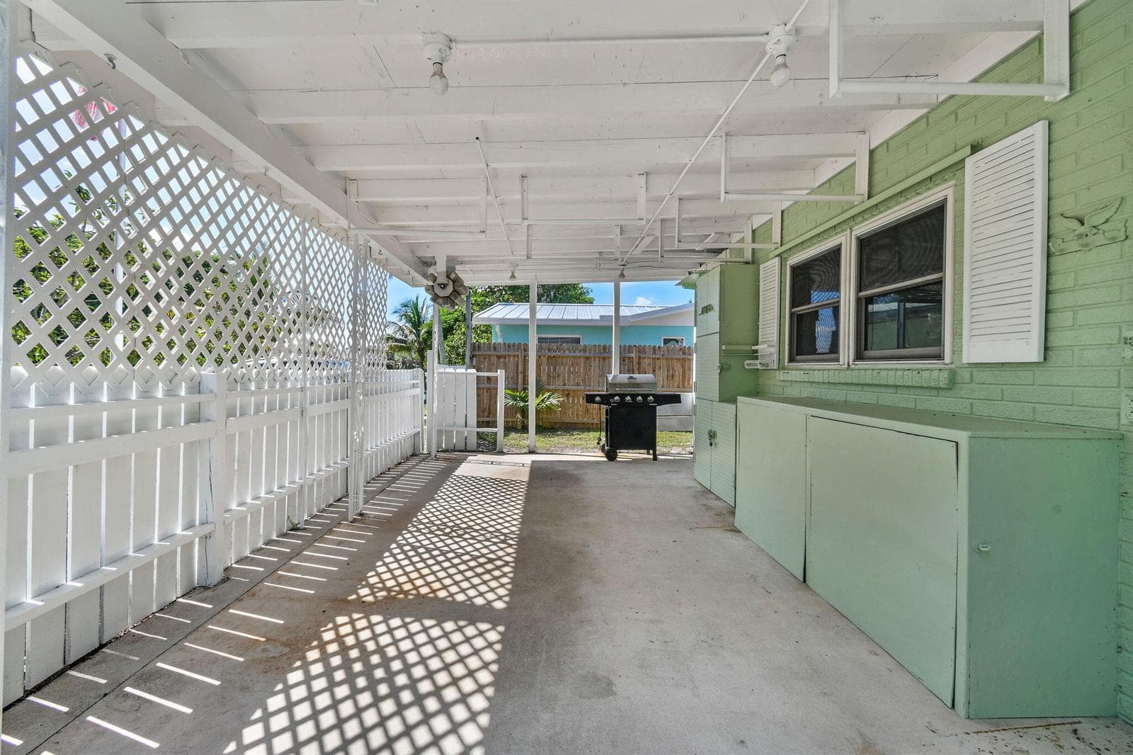 12229ColonyAve Spacious covered carport