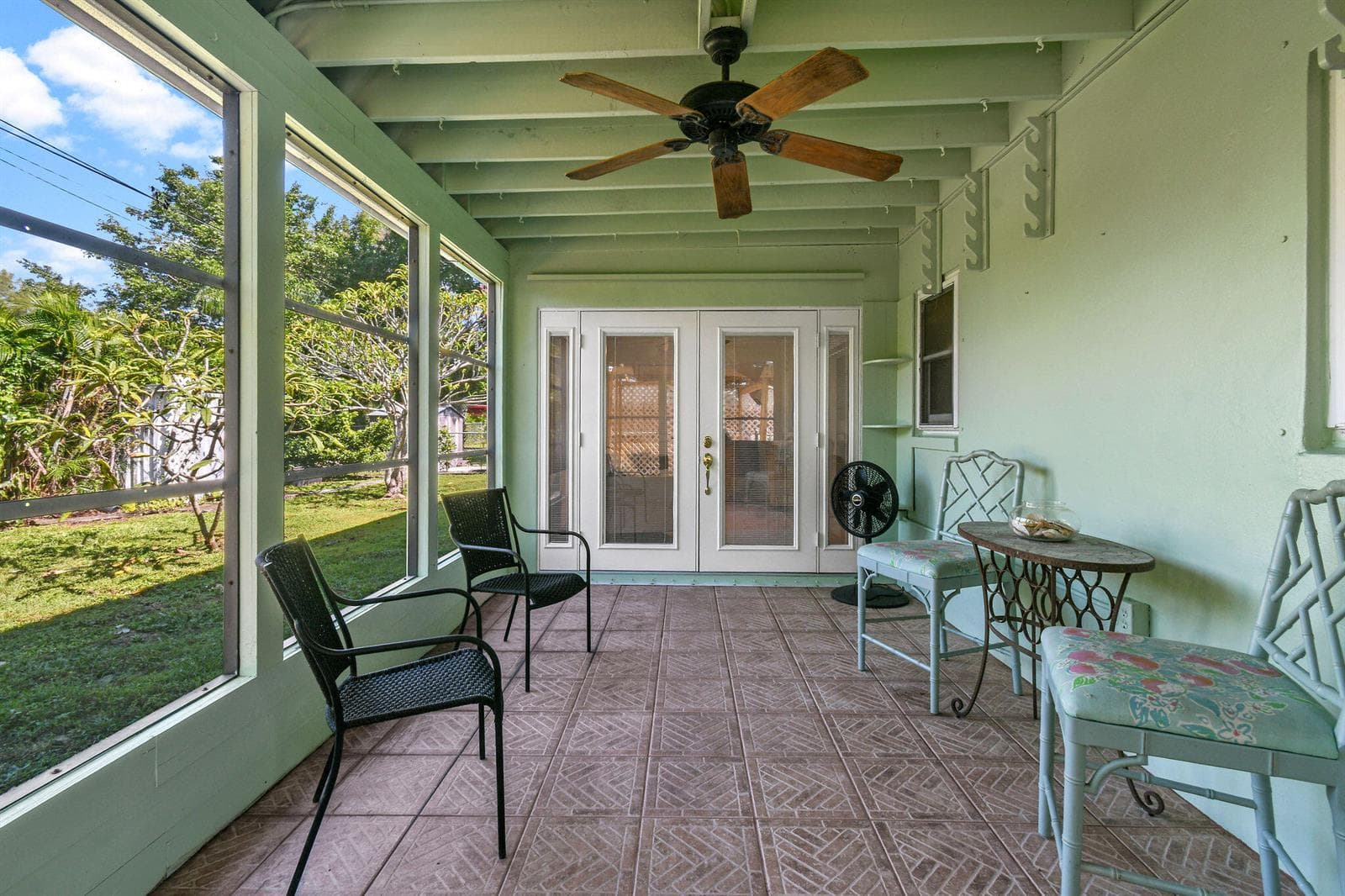 12229ColonyAve Covered and Screened pati