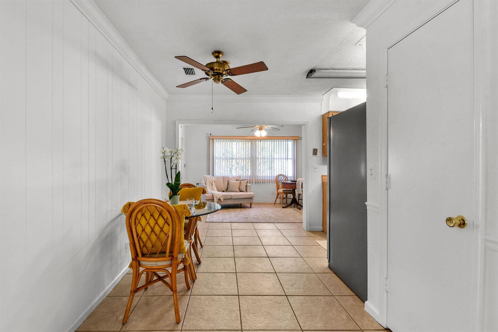 12229ColonyAve Dining Area next to kitch
