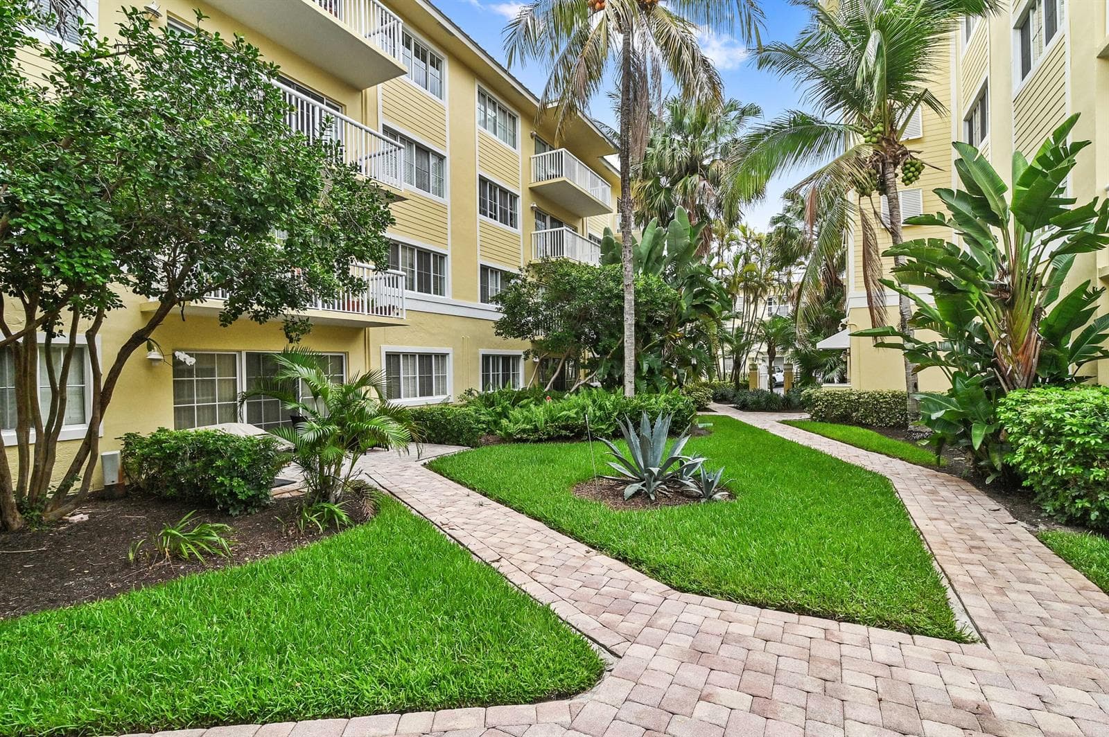 37 courtyard 01