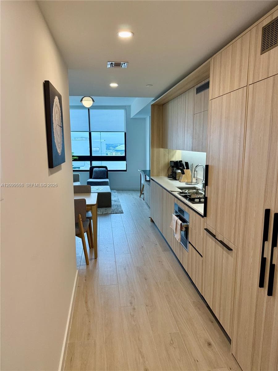 District 225 · #3406 in Miami - Photo 2