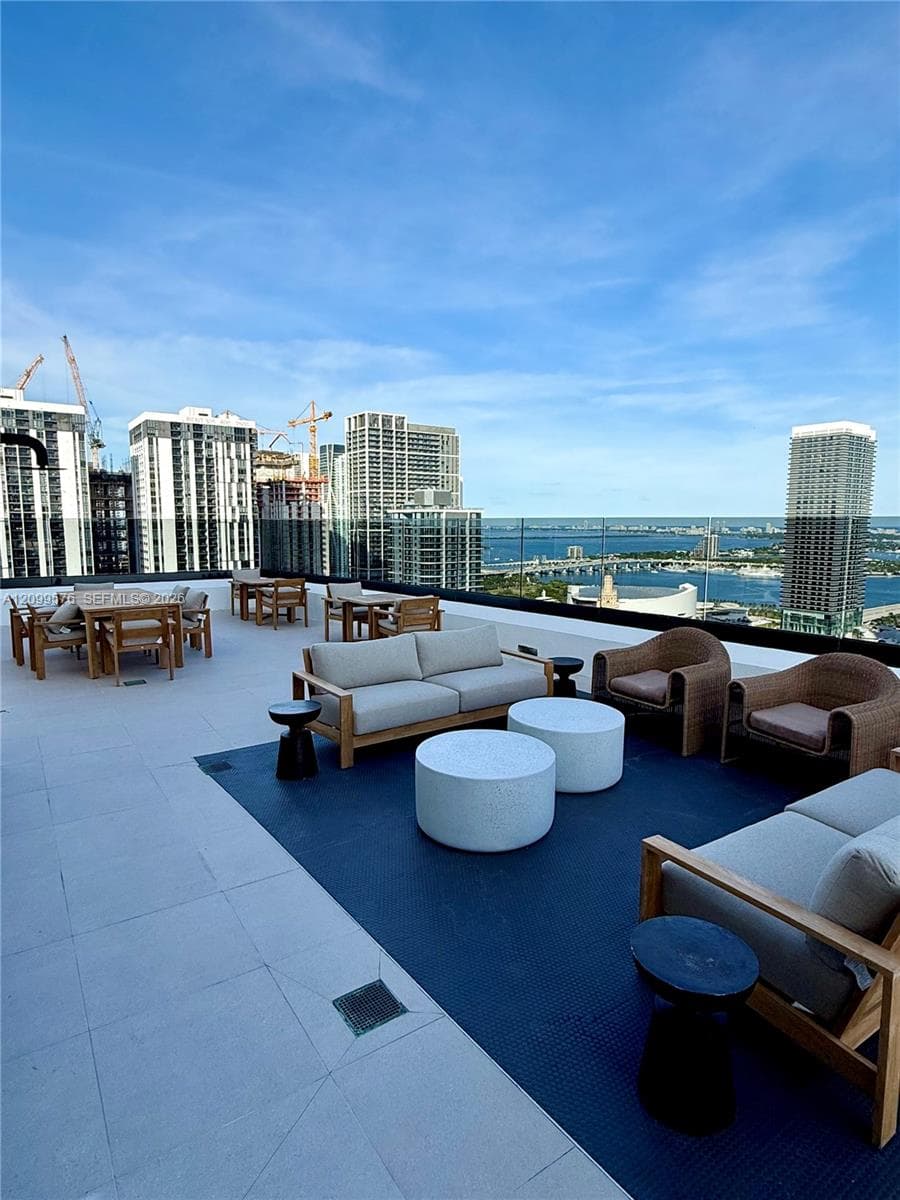 District 225 · #1604 in Miami - Photo 8