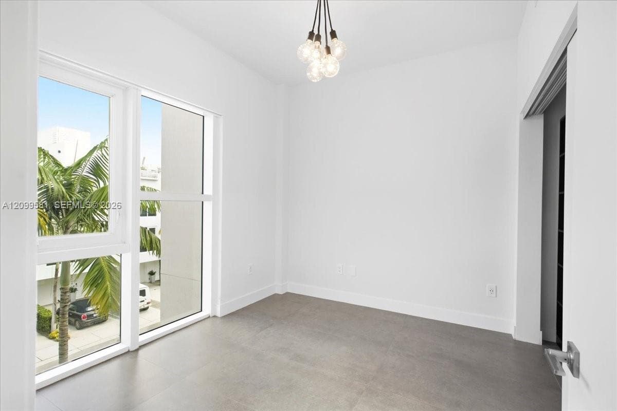 455 NE 39th St #202 photo 49