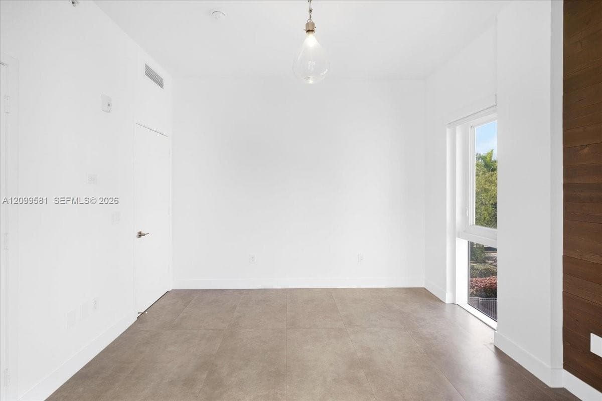 455 NE 39th St #202 photo 51