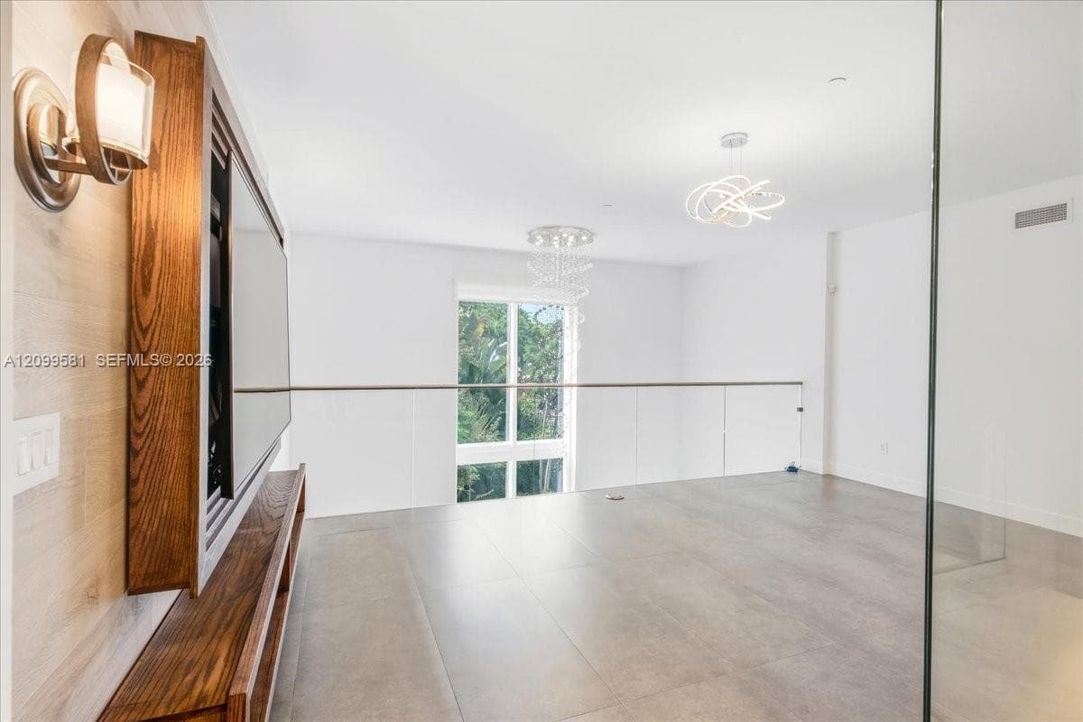 455 NE 39th St #202 photo 35