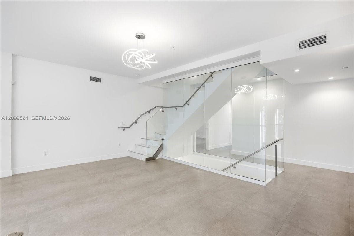 455 NE 39th St #202 photo 39