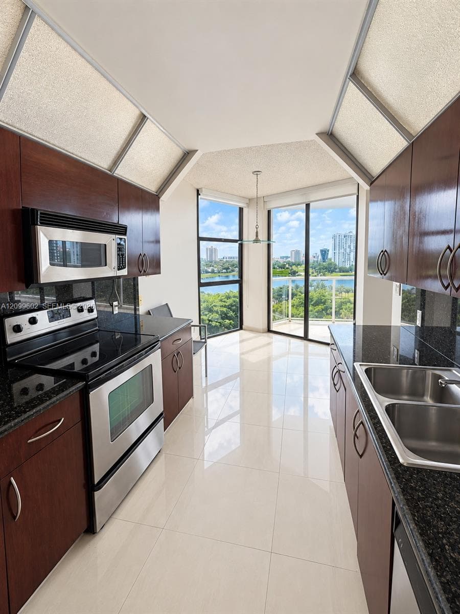 Hamptons West · #809 in Aventura - Photo 5