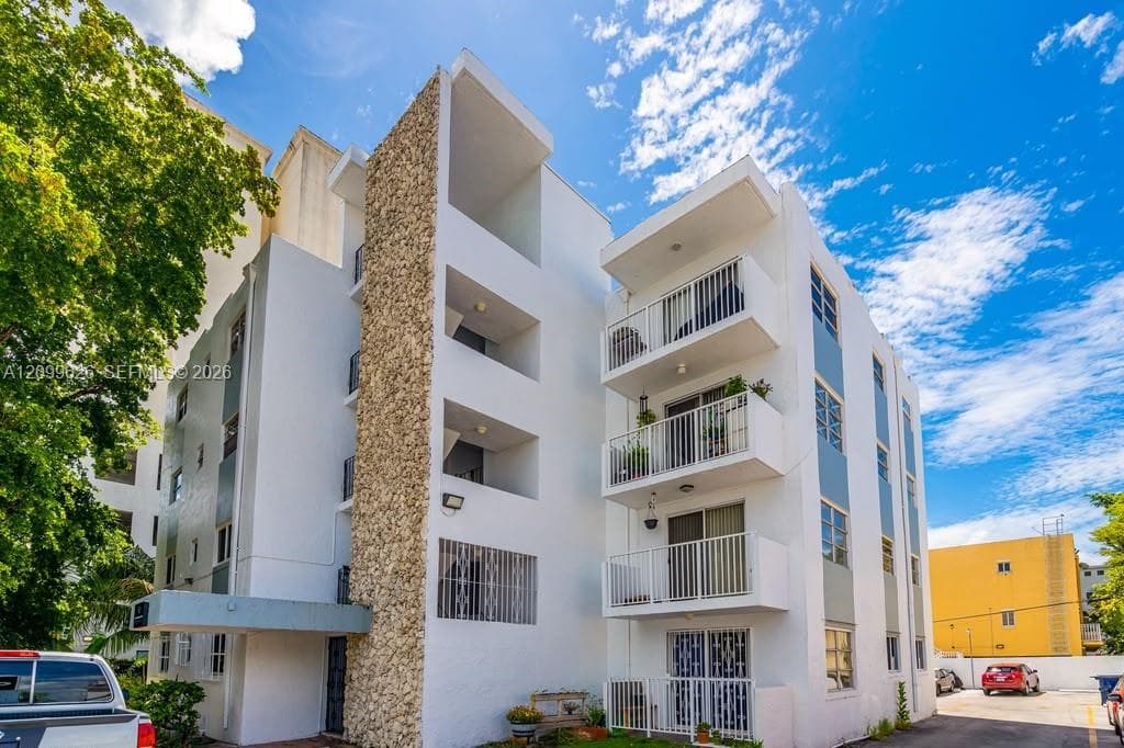 EL RIO CONDO · #403 in Miami - Photo 2