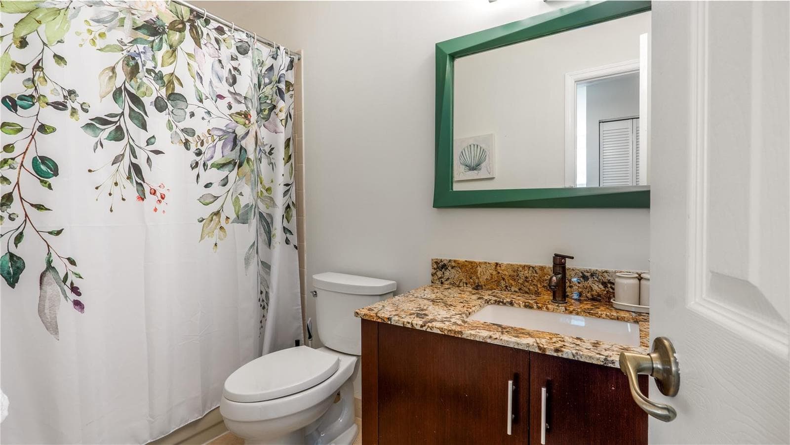 Upstairs Full Bathroom