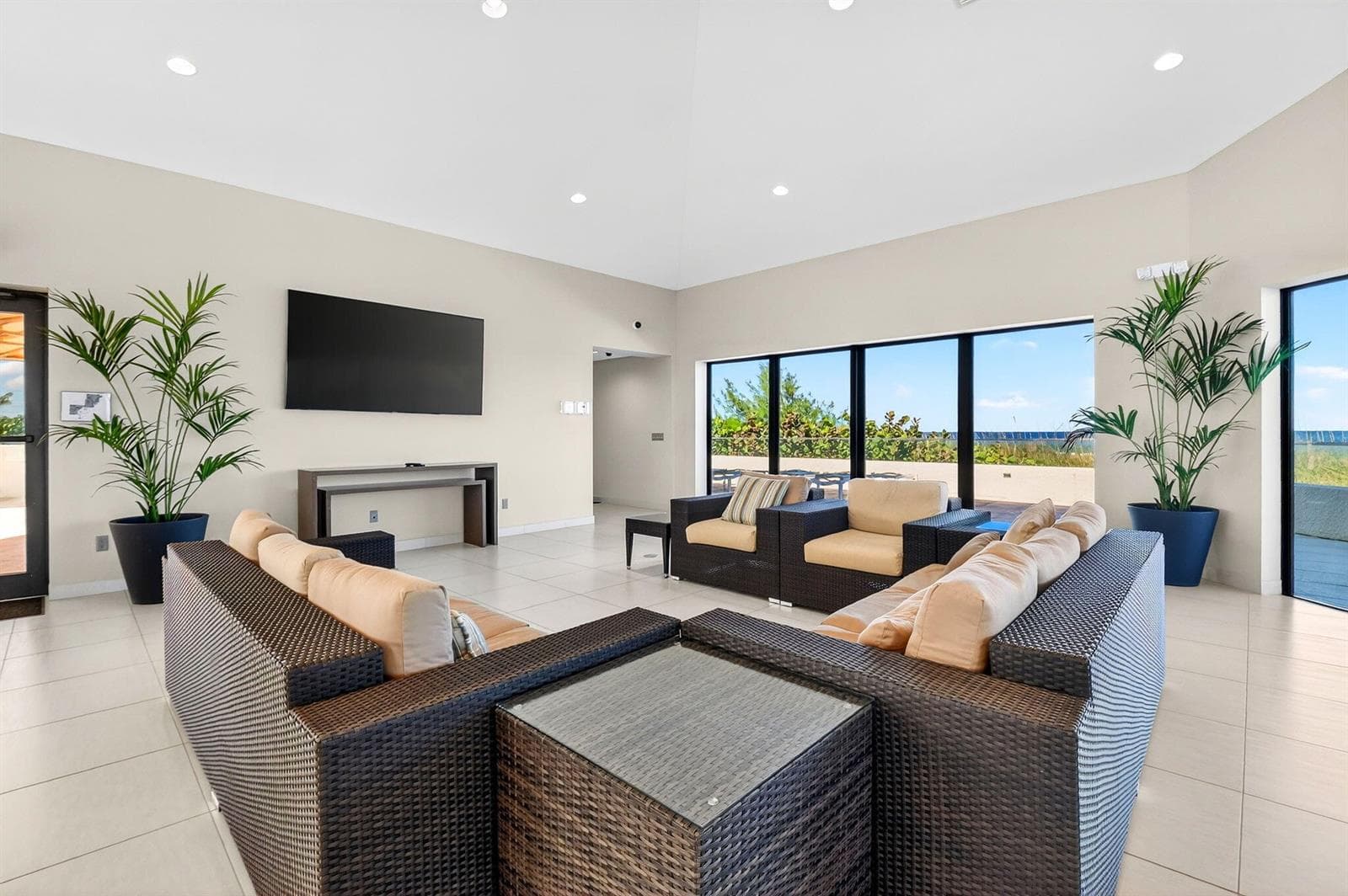 water-glades-clubhouse-lounge-singer-isl