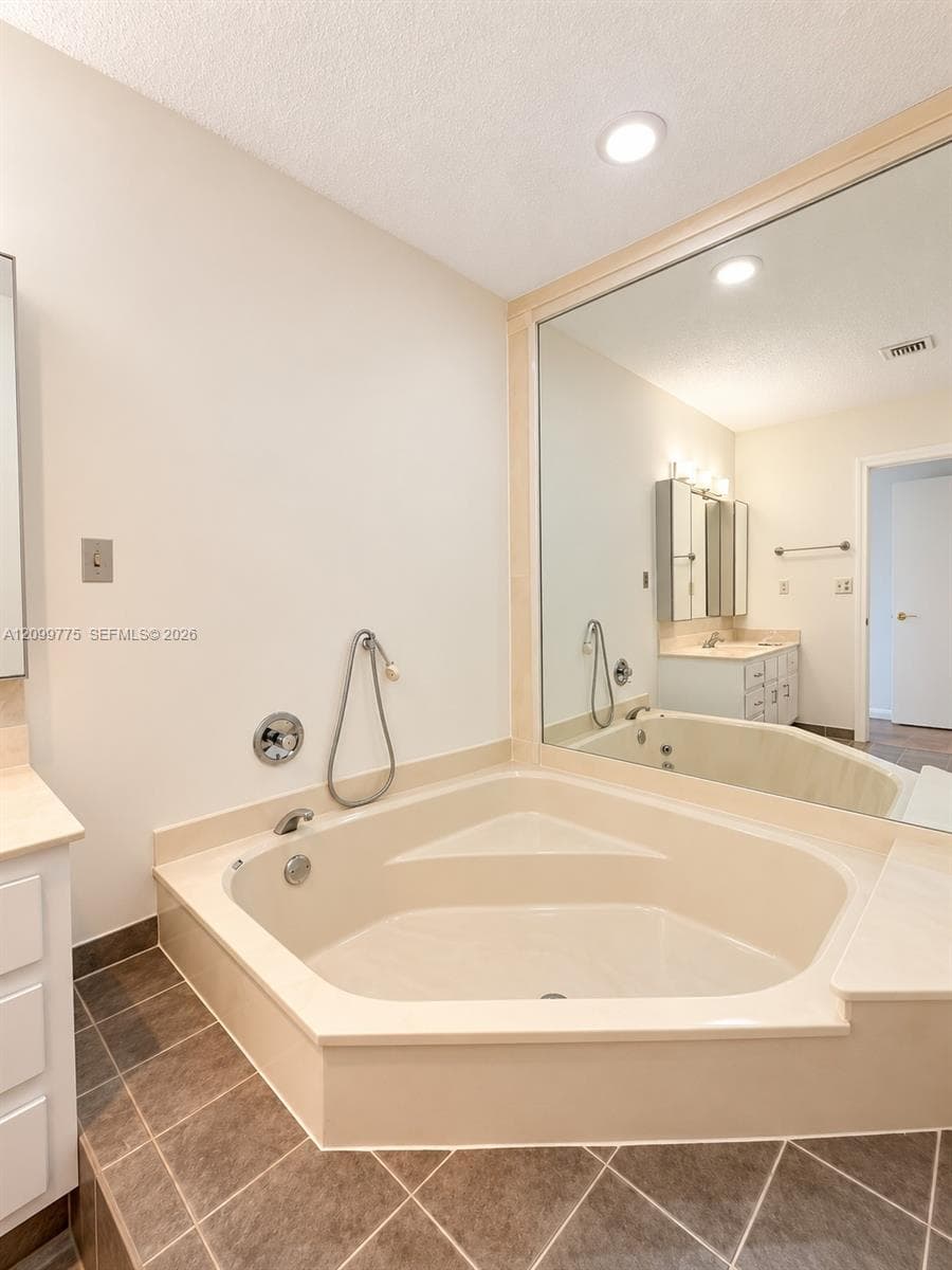 COSTA DEL SOL CONDO · #14S1 in Doral - Photo 27