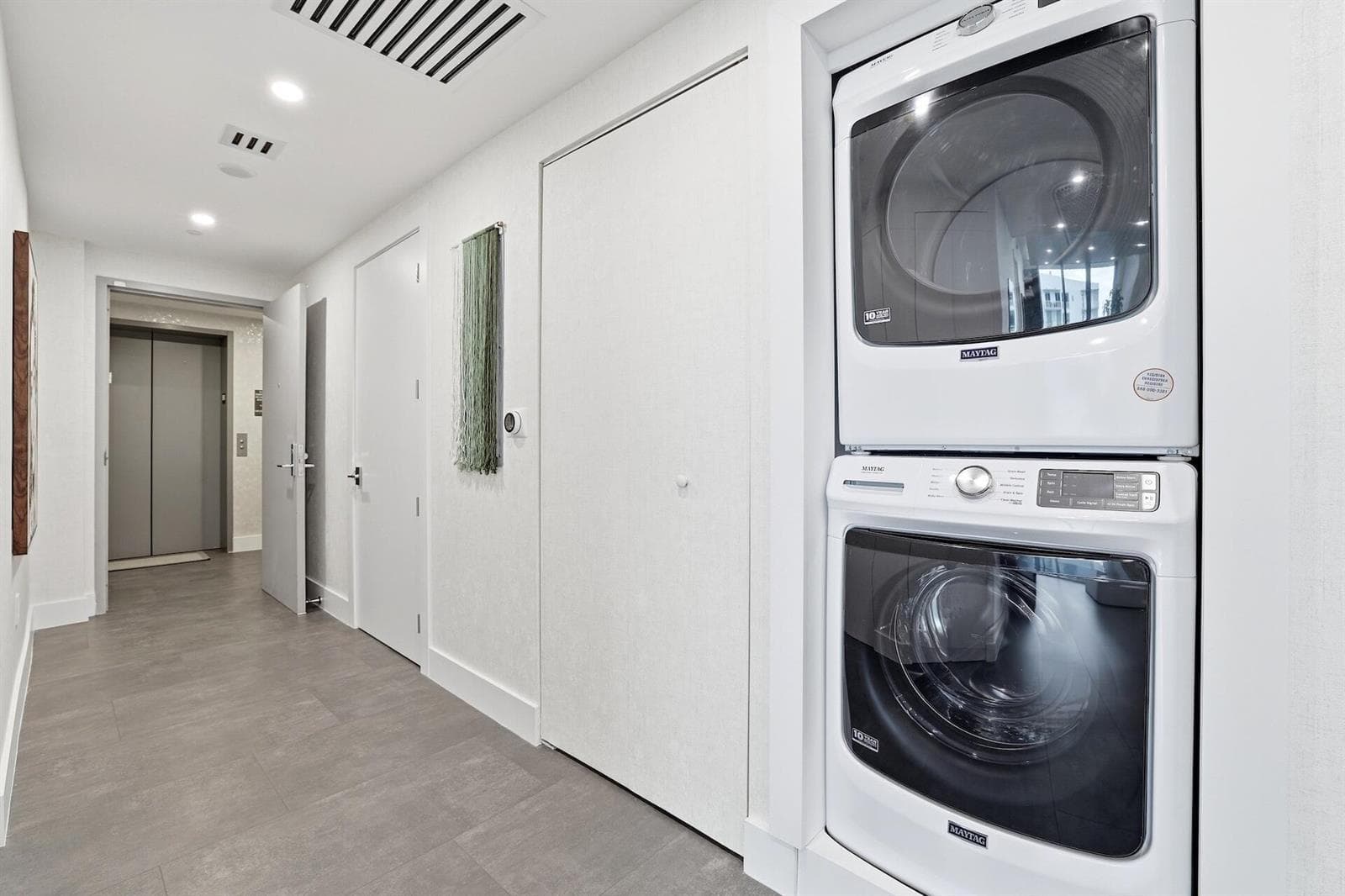 Front Entry Way/Laundry