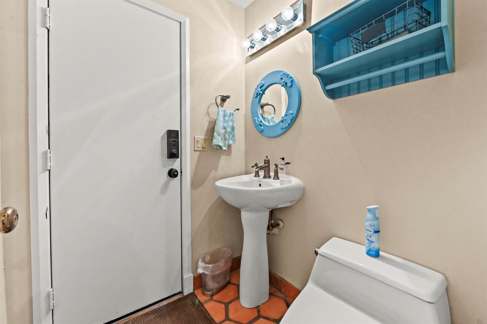 18 Bathroom 01