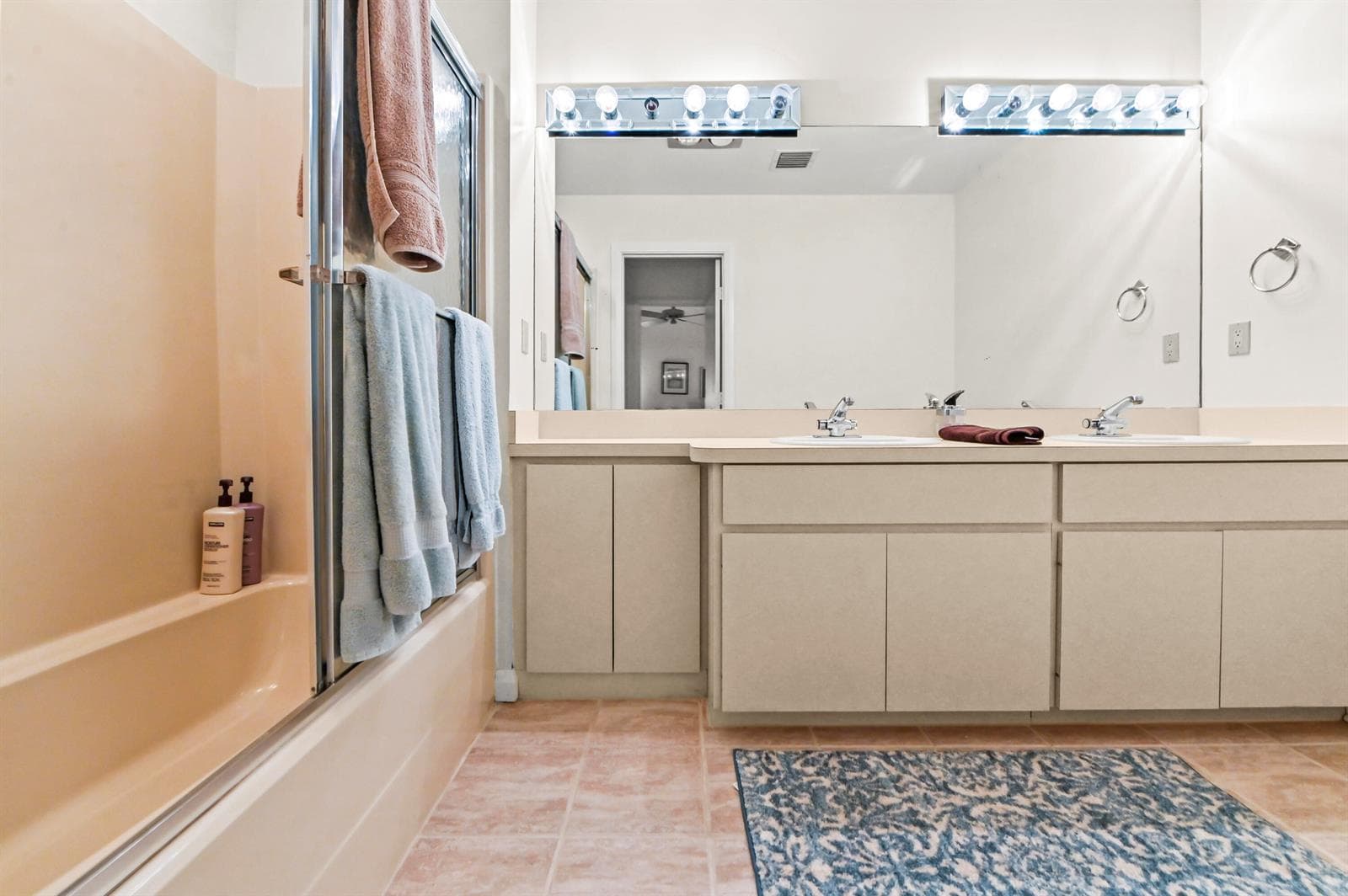 30 Bathroom 01