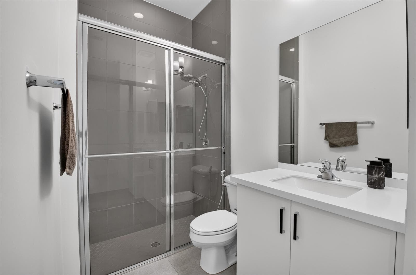 Main Level Ensuite Bath