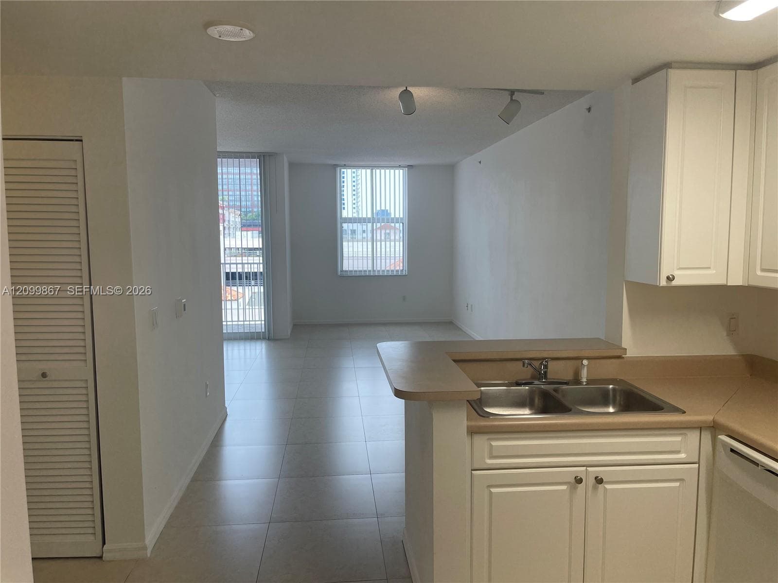 Strand Condo · #616 in West Palm Beach - Photo 3